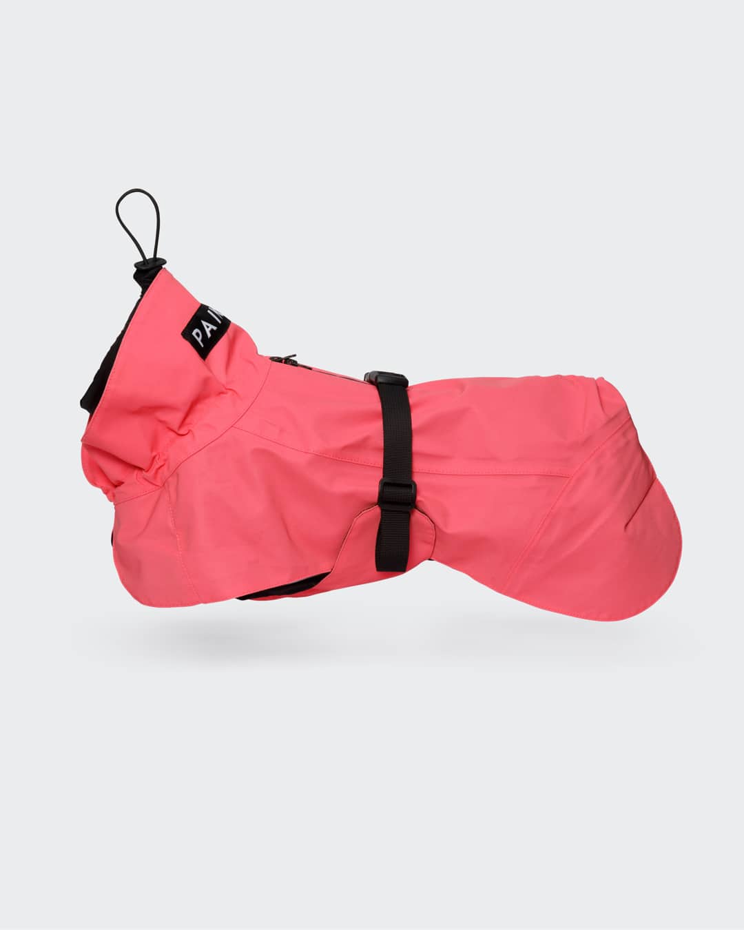 valkoinen tausta, hot pink värinen sadetakki koiralle, täysin heijastava materiaali