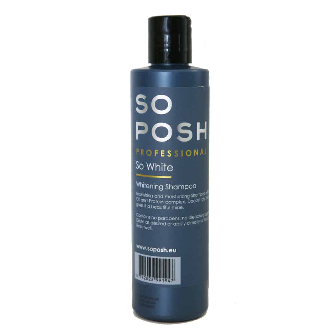 tummansininen So Posh So White Whitening shampoopullo valkoisella taustalla, tarkoitettu koirien pesemiseen