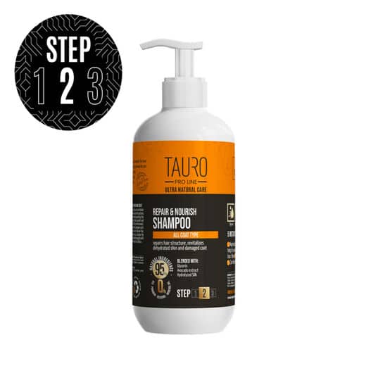 valkoinen tausta, oranssi-musta etiketti, valkoinen pumppupullo, sisällä koirille ja kissoille tarkoitettua Tauro merkkistä shampoota