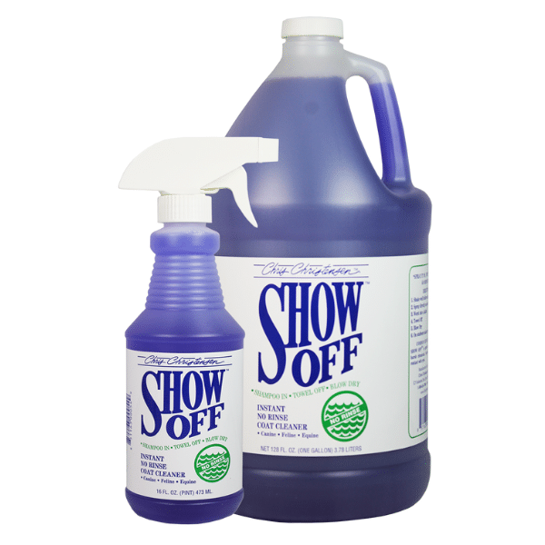 valkoinen tausta, kaksi eri kokoista muovipulloa, sisällä sinistä shampoota, valkoinen etiketti