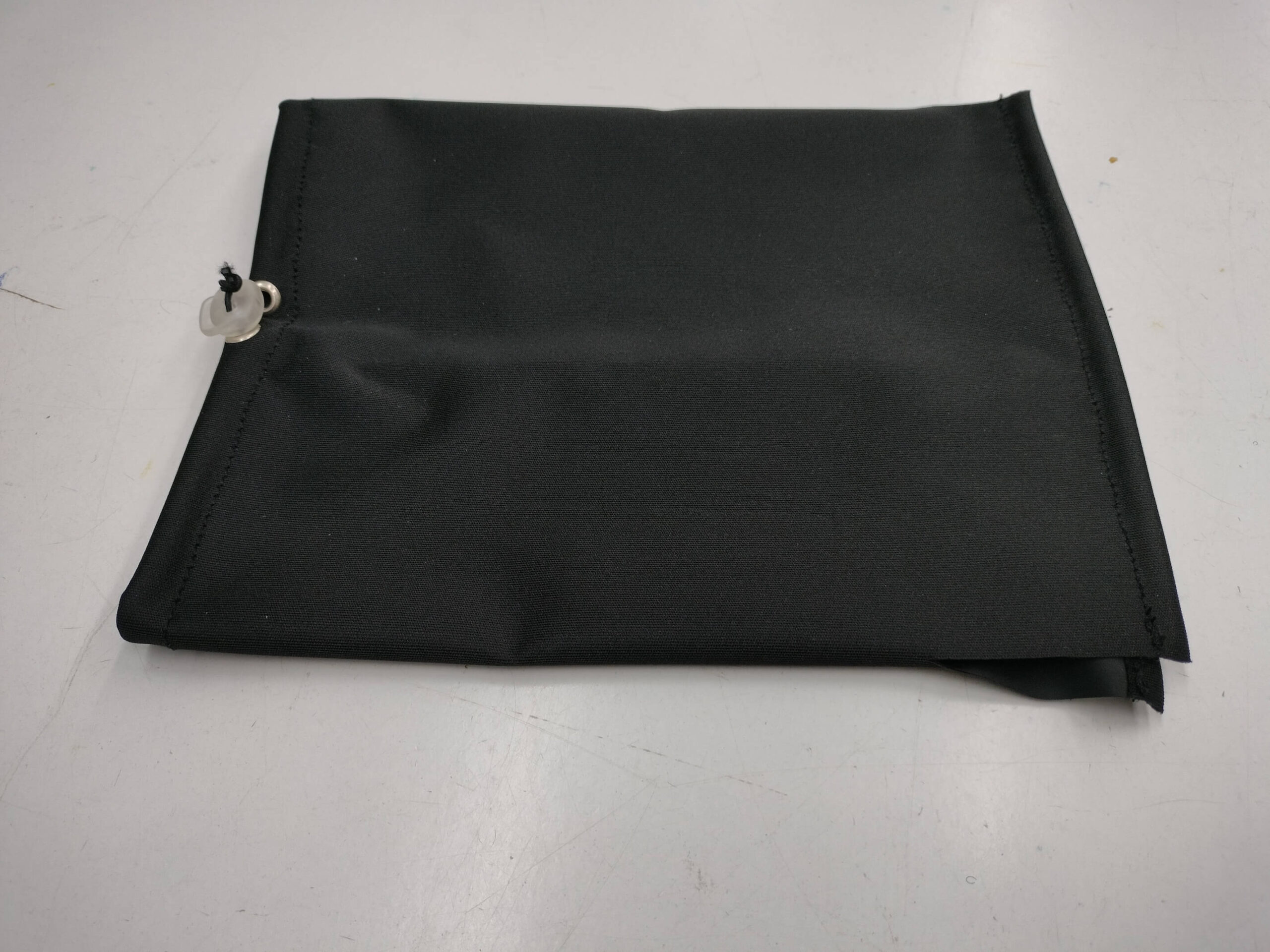musta koiran päähän laitettava irtonainen tuubihuppu