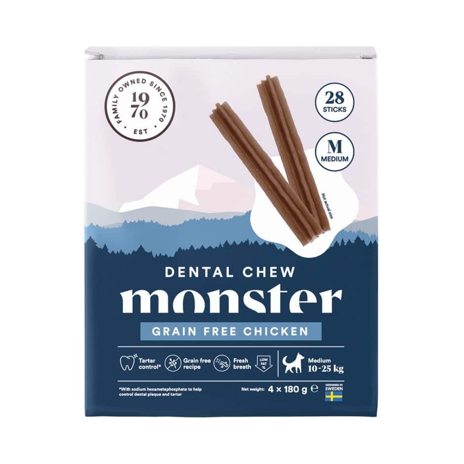 laatikko, tummansininen alaosa, vaalea yläosa, teksissä tieto koiran Monster Dental hampaidenhoitoon tarkoitetusta puruluusta. Kuvassa kaksi puruluuta, ruskeita.