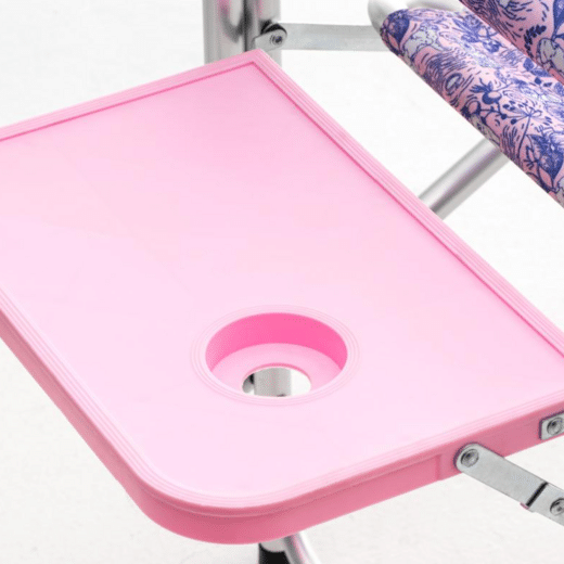 alumiinijalkainen ohjaajan tuoli, pinkki-lila kangas, pinkki pöytälevy, valkoinen tausta