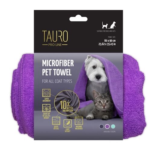 valkoinen tausta, musta pahvi, jossa valkoisella tuotetekstit, rullalla olelva koiran pyyhe violetin värisenä