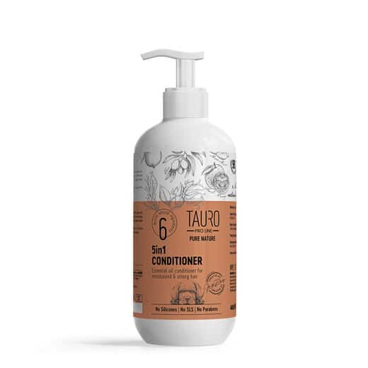 valkoinen tausta, valko-oranssi etiketti, 400ml pumppupullo jonka sisällä eläimille tarkoitettua hoitoainetta