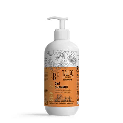 valkoinen tausta, valko-oranssi etiketti, 400ml pumppupullo jonka sisällä eläimille tarkoitettua shampoota