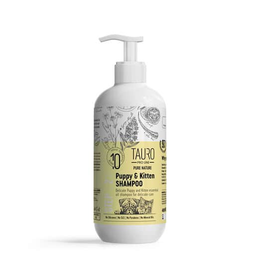 valkoinen tausta, valko-keltainen etiketti, 400ml pumppupullo jonka sisällä eläimille tarkoitettua shampoota