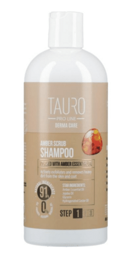 valkoinen tausta, valkoinen muovipullo jonka sisällä koirille tarkoitettua shampoota, ruskea etiketti