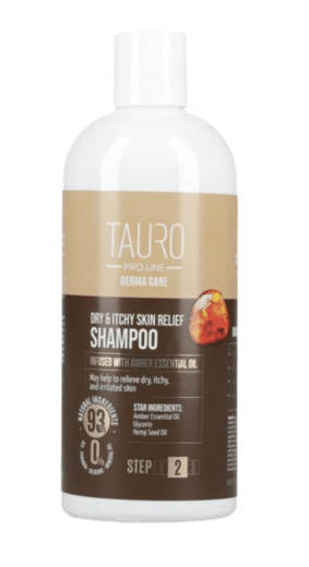 valkoinen tausta, valkoinen muovipullo jonka sisällä koirille tarkoitettua shampoota, vaalean-/tummanruskea etiketti